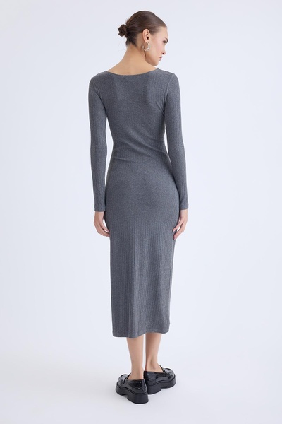 Vitrin Μακρύ φόρεμα με λαιμόκοψη σε σχήμα V και λεπτομέρεια με κόμπο στο μπροστινό μέρος