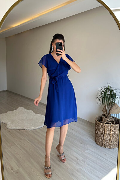 Neşeli Butik فستان نسائي قصير من الشيفون بياقة على شكل حرف V وحزام NM007