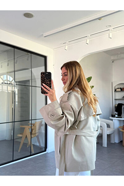 KÜBRA SÖYLEMEZ BOUTİQUE ADAÇAYI YEŞİLİ OMUZ VATKALI KISA TRENÇKOT