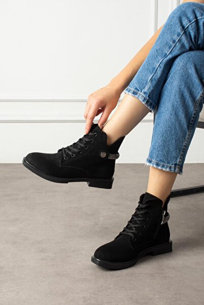 ShoeTek حذاء نسائي من Olia برباط وحزام خلفي من الجلد السويدي الأسود المرصع با...