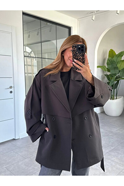 KÜBRA SÖYLEMEZ BOUTİQUE KOYU KAHVE DÜĞMELİ MANŞET DETAY KUŞAKLI KISA TRENÇKOT