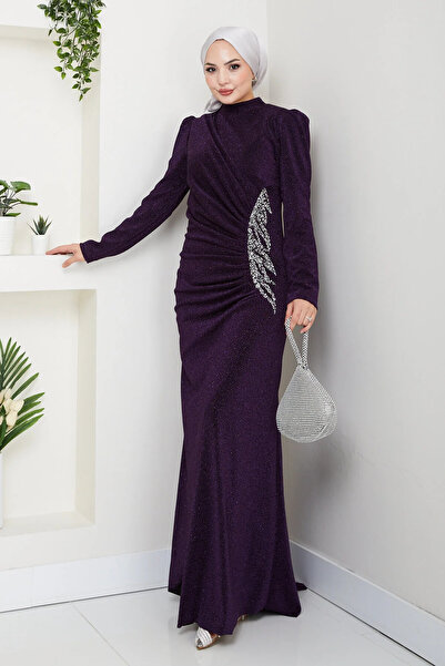 SEMRA AYDIN Mor Tesettür Taş Detaylı Drapeli Abiye – Esnek Işıltılı Kumaş Maxi Elbise