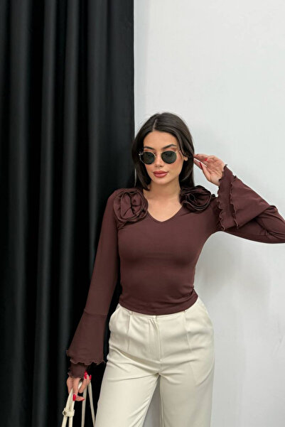 oshebu Γυναικεία ισπανική μπλούζα με λεπτομέρεια από τριαντάφυλλο