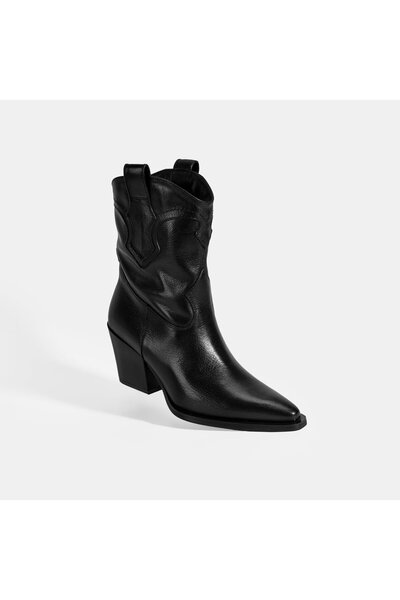 Desa Woman's black thick heeled leather boots