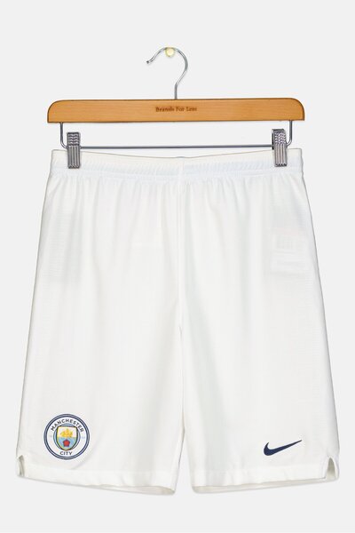 Nike شورت رياضي للأولاد بشعار مانشستر سيتي مطرز، أبيض