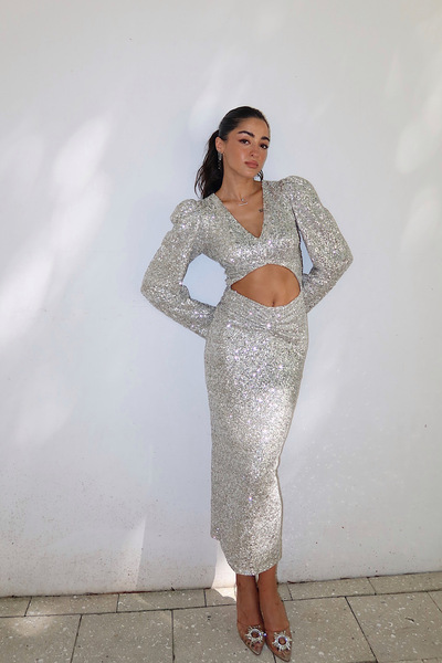 Roselenda Kadın Parlak Gümüş Cut Out Pulpayet Davet Midi Vatkalı Elbise Abiye