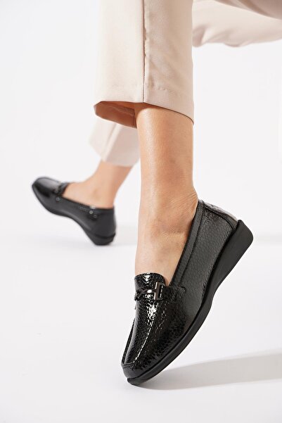 Moda Pie حذاء فيداس من الجلد الطبيعي بطبعة ثعبان ومشبك أمامي باللون الأسود