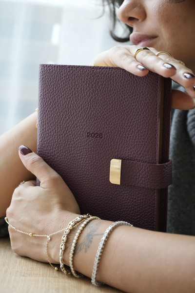 Victoria's Journals Exclusive 2026 Daily Agenda A5 (14X21Cm) Ivory 80Gr. The Inside Can Be Changed.