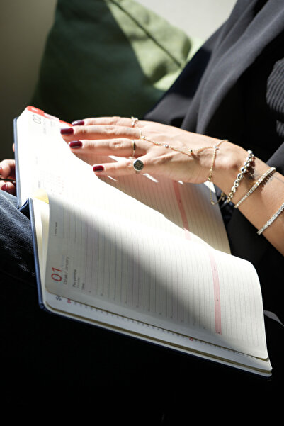 Victoria's Journals Business 2026 Daily Agenda 17X24Cm Hard Cover Ivory 80Gr. With a Bookmark