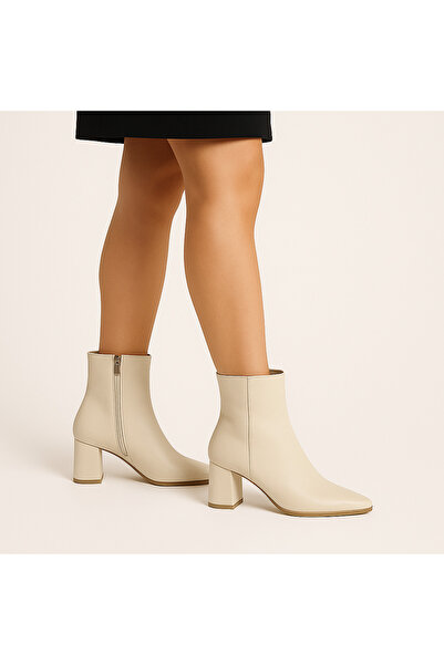 Reyonda ayakkabı Γυναικείες δερμάτινες μπότες με φερμουάρ σε μπεζ με μυτερή μύτη με τακούνι