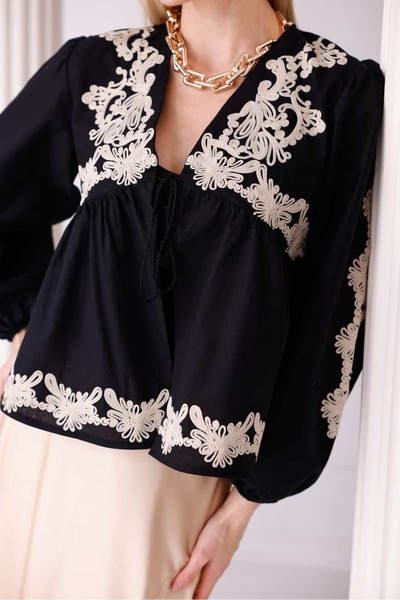 Pulli Collection Bej Nakış Detaylı Siyah Viskon Bluz – V Yaka