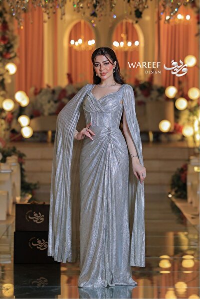 WAREEF FASHION فستان سهرة فضي لامع بأكمام منسدلة وحزام مزخرف