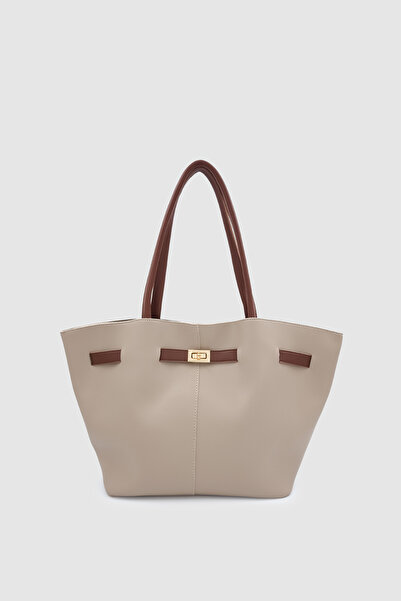 Wuclo حقيبة يد وكتف من فيرني بتفاصيل حزام ومشبك وخياطة بلون بني فاتح