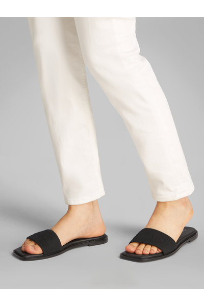 Calvin Klein صندل مسطح سهل الارتداء للنساء باللون الأسود