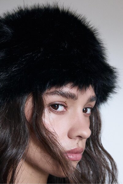 Stradivarius Yuvarlak suni kürk bere