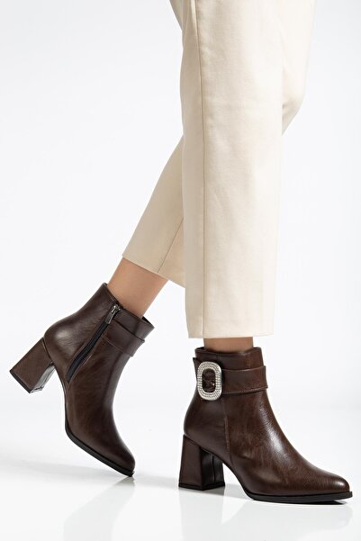 Dilimler Ayakkabı Brown Women's Thick Heeled Boots with Stone Buckle Pointed Toe