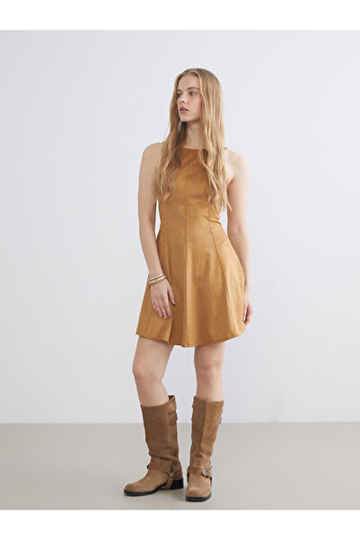 LC Waikiki Mini rochie maro cu aspect de piele intoarsa, cu talie ajustata