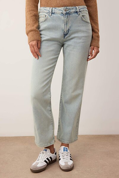 Trendyol Collection Világoskék normál derekú, kényelmes bootcut egyenes szárú farmernadrág TWOAW26JE00143