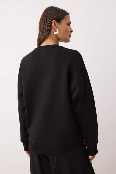 Trendyol Collection Černá oversize/široká vyšívaná mikina s vnitřním fleecem TWOAW26SW00067