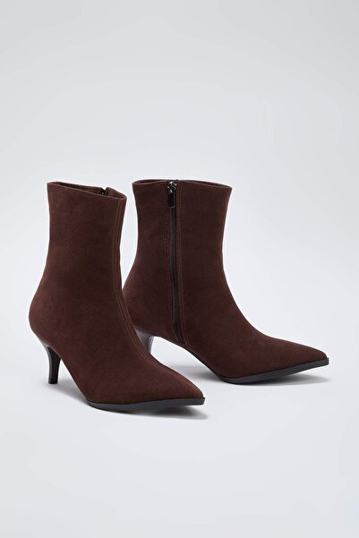 TRENDYOL SHOES Dunkelbraune Wildlederstiefel mit spitzer Zehenpartie für Dame...