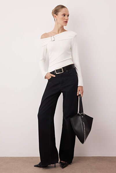 Trendyol Collection Ecru Asymmetric Collar Accessory Detailed Fitted Open Shoulder Knitted Blouse Twoaw26Bz00121