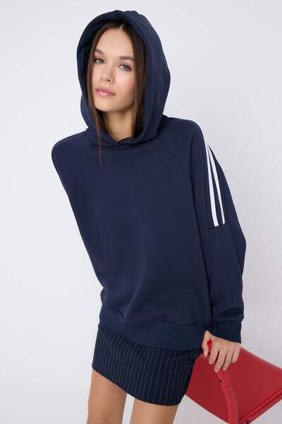Trendyol Collection Πλεκτό φούτερ για εφήβους με κουκούλα και λεπτομέρεια με προστατευτικό ριγέ, oversize/φαρδιά εφαρμογή TWOAW26SW00107
