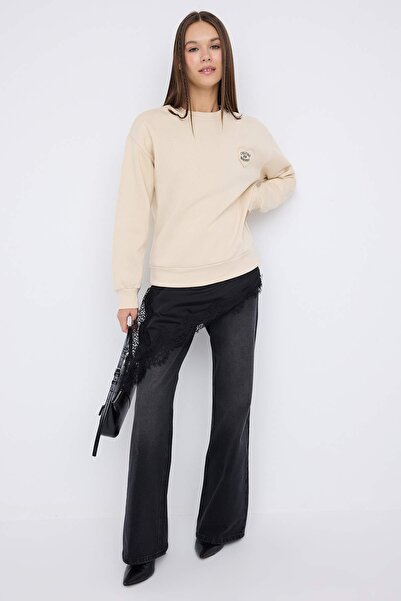Trendyol Collection Teen Stone Thick Fleece Inside Slogan Patch Detailed Regular Knitted Sweatshirt Twoaw26Sw00202