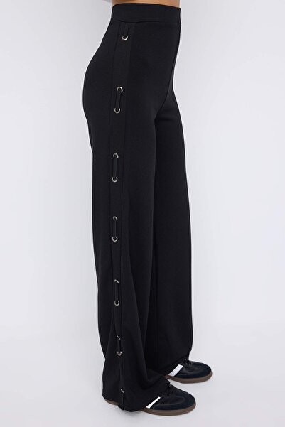 Trendyol Collection Pantaloni negri tricotați cu picioare evazate/spaniole cu detaliu ochiuri TWOAW26PL00077