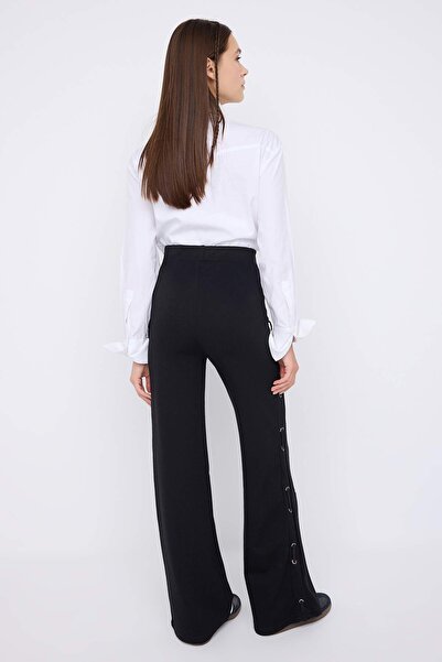 Trendyol Collection Pantaloni negri tricotați cu picioare evazate/spaniole cu detaliu ochiuri TWOAW26PL00077