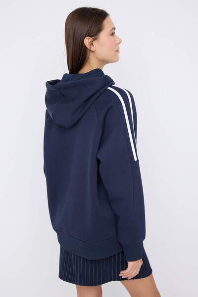 Trendyol Collection Πλεκτό φούτερ για εφήβους με κουκούλα και λεπτομέρεια με προστατευτικό ριγέ, oversize/φαρδιά εφαρμογή TWOAW26SW00107