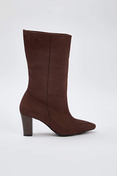 TRENDYOL SHOES Braune Wildlederstiefel mit spitzer Zehenpartie für Damen TAKAW26BO00080