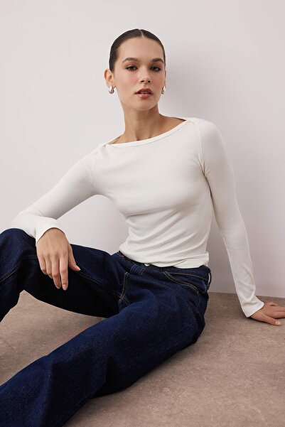 Trendyol Collection Ecru-schwarze, figurbetonte, dehnbare Strickbluse mit U-Boot-Ausschnitt TWOAW26BZ00072