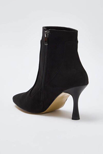 TRENDYOL SHOES Černé semišové dámské boty na tenkém podpatku se špičatou špičkou TAKAW26BO00081