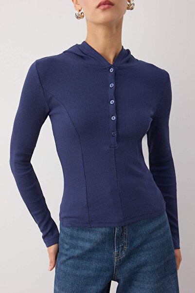 Trendyol Collection Marineblaue, taillierte Strickbluse mit Kapuze und gerippten Knöpfen TWOAW26BZ00033