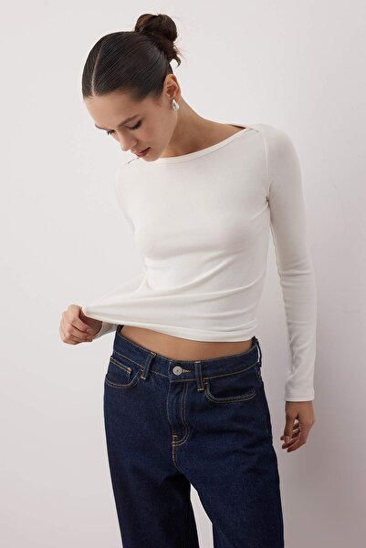 Trendyol Collection Ecru-schwarze, figurbetonte, dehnbare Strickbluse mit U-Boot-Ausschnitt TWOAW26BZ00072