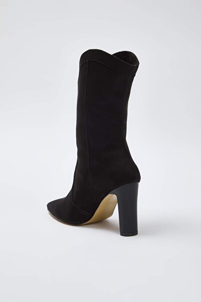 TRENDYOL SHOES Černé semišové dámské boty se špičatou špičkou na blokovém podpatku TAKAW26CZ00016