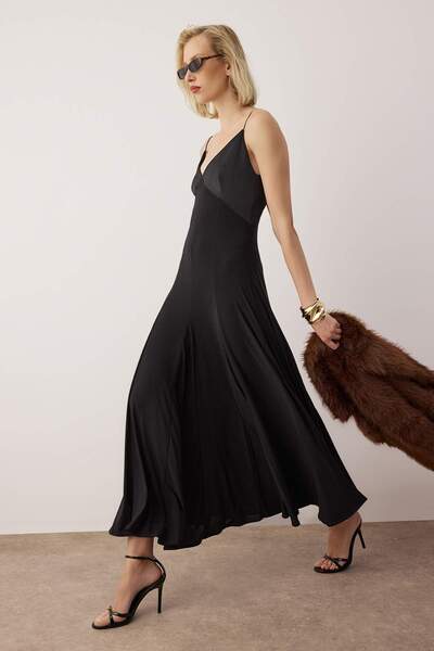 Trendyol Collection Μαύρο πλεκτό σατέν με λεπτομέρεια Maxi χωρίς φόδρα Κομψό/Βραδινό Φόρεμα TPRAW26EL00115