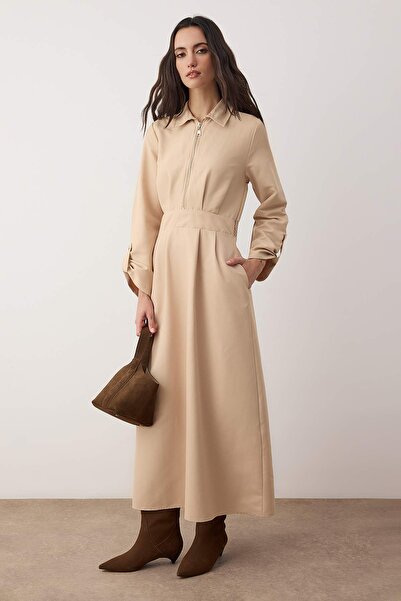 Trendyol Modest Φόρεμα Gabardine με λεπτομέρεια με φερμουάρ σε μπεζ χρώμα TCTAW26EB00022