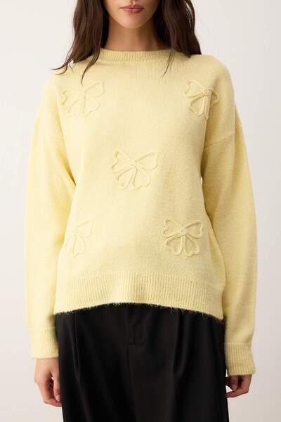 Trendyol Collection Světle žlutý svetr z úpletu s měkkou texturou a vzorem stuhy TWOAW26KZ00110