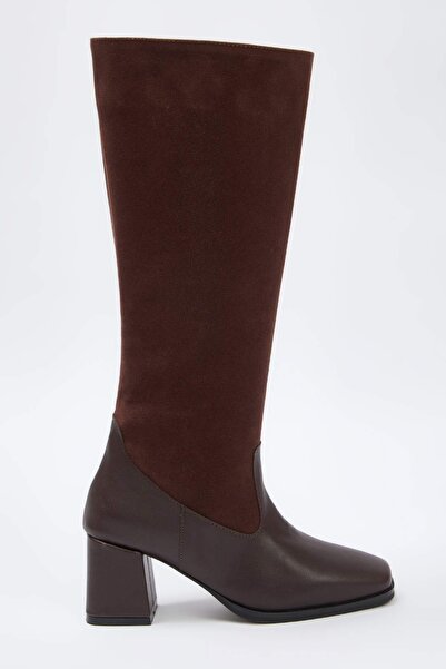 TRENDYOL SHOES Braune Wildlederstiefel mit kontrastierenden Details für Damen...