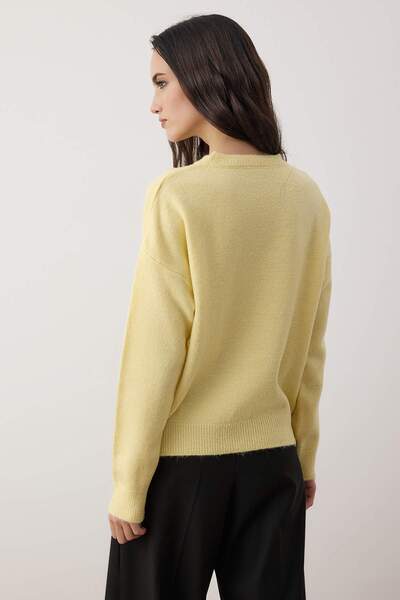 Trendyol Collection Světle žlutý svetr z úpletu s měkkou texturou a vzorem stuhy TWOAW26KZ00110