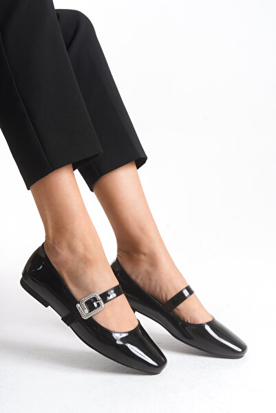 Women Lay-z Kadın, Taşlı tokalı rugan görünümlü babet, rahat kalıp, kaymaz taban, şık ve konforlu kullanım.