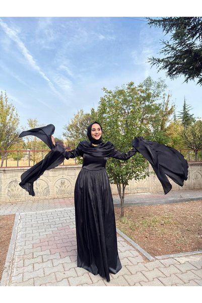 Hürrem Aldinç Siyah Minimalist Işıltı: Drape Detaylı Tesettür Abiye