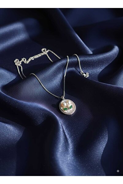 Xido قلادة فضية اللون بتصميم عتيق مع زخارف ورود بيضاء مطلية بالمينا وتفاصيل أ...