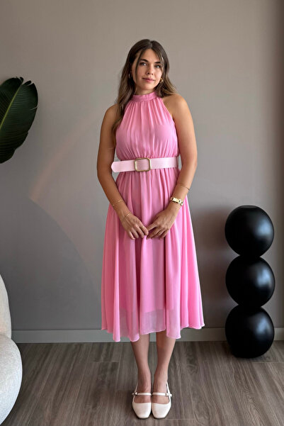 Aventien Růžové šifonové šaty s koženým páskem a ohlávkou
