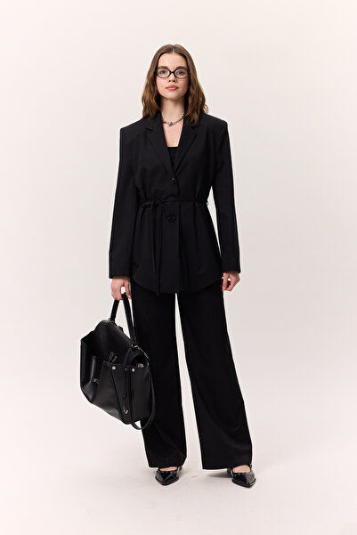 Manuka Черно сако с копчета и колан 
###заглавие
Предпазен капак на машината Hocaferay
###отговор
Машина за капаци Hocaferay Security Suşuncu