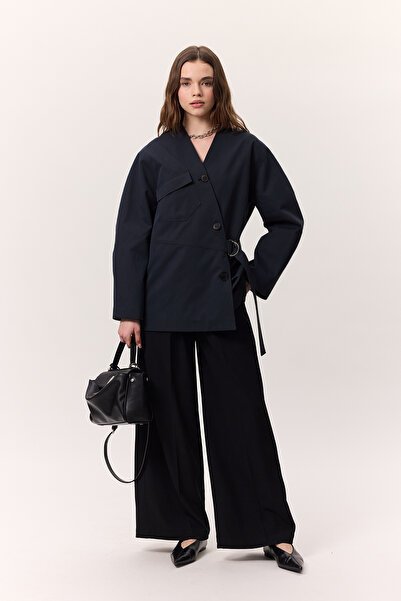 Manuka DVOJŘADÁ DESIGNOVÁ BUNDA S PODROBNÝM PŘEZKOU NAVY BLUE