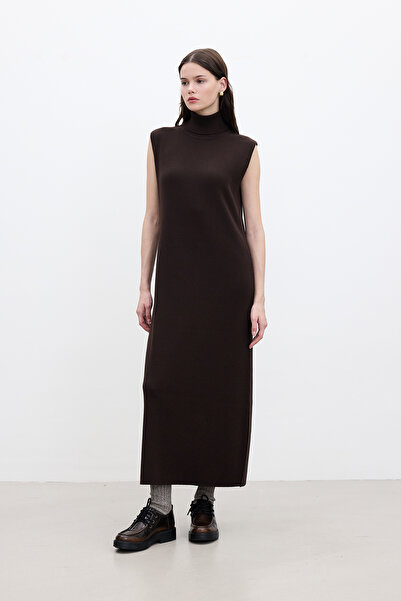 Manuka Hnědé pletací šaty s vysokým límcem bez rukávů