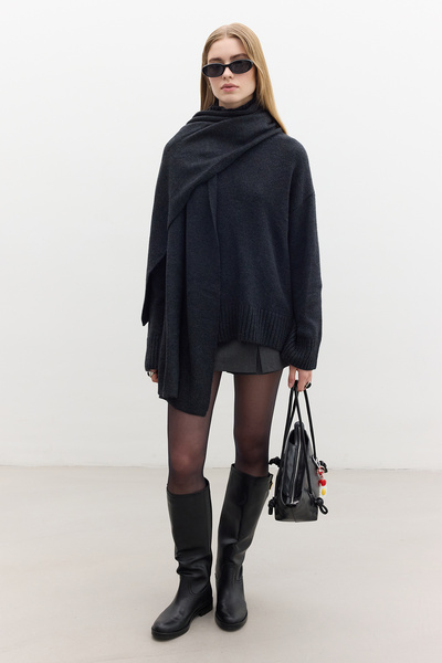 Manuka Soft Sweater - Oversize Charcoal Model