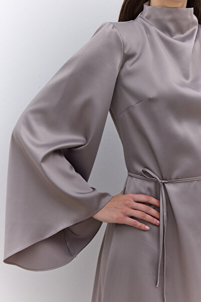 Manuka Saténové večerní šaty s širokým rukávem – stříbrné